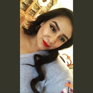 Meet your Posher, Violeta